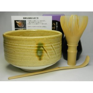 画像: 抹茶セット　すべて日本製　お抹茶セット　衛生的なポリプロピレン茶筅付き　黄瀬戸焼　茶道具